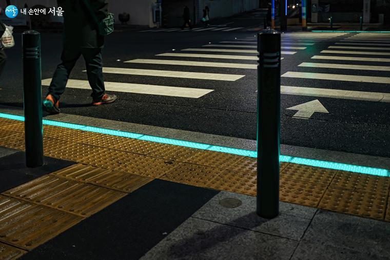 스마트 횡단보도, 스마트 신호등, 바닥 신호등, 음향 신호기